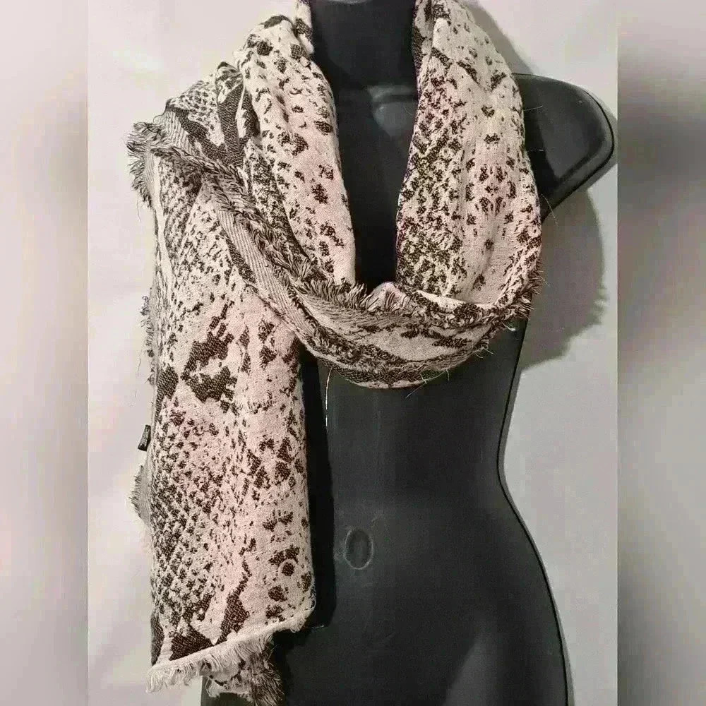 Women's scarf - Picture 3 of 5